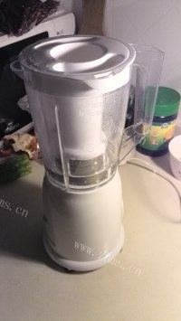 排毒鲜榨苦瓜汁做法图解6)