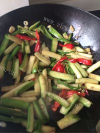 喷香的辣椒炒茄子做法图解3)