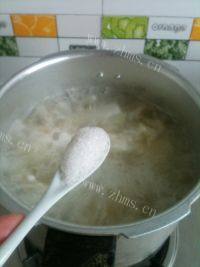 美味的薏米冬瓜排骨汤做法图解8)