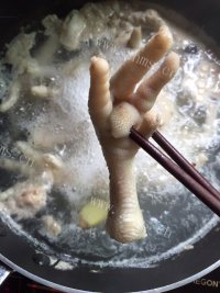 喷香的泡椒鸡爪做法图解3)