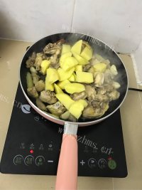 开胃的土豆烧鸡块做法图解7)