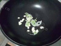 西葫芦炒木耳自制做法图解3)