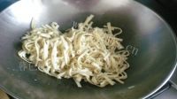 家常菜韭菜炒豆腐丝做法图解5)