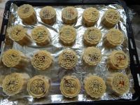 自制广式豆沙蛋黄月饼做法图解14)
