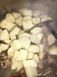色香味俱全的鸡腿炖土豆做法图解6)