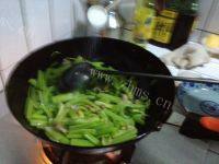 芹菜炒肉做法图解7)