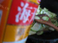家常菜虾仁炒西葫芦做法图解7)