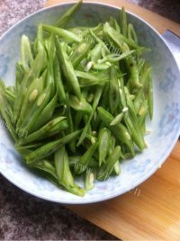 家常菜炒四季豆做法图解1)