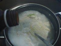 滋补的金针菇鲫鱼汤