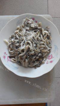 家常菜蘑菇炒鸡蛋做法图解2)