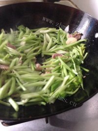 美味的肉片炒香芹做法图解7)