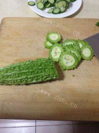 很有食欲的苦瓜牛肉做法图解1)