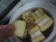 浓香的玉米骨头汤做法图解6)
