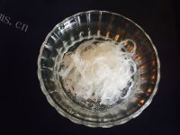 美味的冰糖炖燕窝做法图解4)