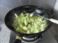 美味的豆豉鲮鱼烧菜花做法图解6)