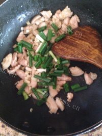 家常菜青椒豆腐皮做法图解7)