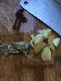 喷香的红烧鸡爪做法图解3)