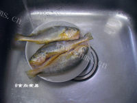 美味的干煎黄花鱼做法图解2)
