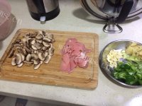 家常菜蘑菇炒肉做法图解1)