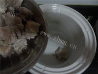 美味的玉米排骨汤做法图解3)