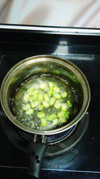 家常菜番茄炒虾仁做法图解4)