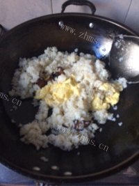 美味的腊肉蛋炒饭做法图解5)