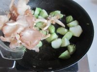 美味的丝瓜蘑菇炒鸡蛋做法图解6)