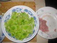 有特色的莴笋炒肉丝做法图解2)