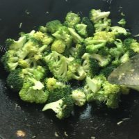 色香味俱全的素炒西兰花做法图解2)