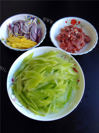 唇齿留香的莴笋炒肉做法图解2)