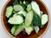 苦瓜排骨黄瓜汤做法图解1)