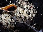 家常菜咸菜炒百叶做法图解6)
