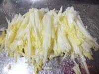 美味的黑木耳炒大白菜梗做法图解2)