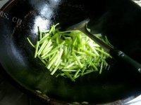 迷人的芹菜炒豆干做法图解6)