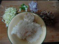 美味的腊肠炒饭做法图解1)