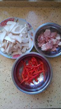 家常菜鸡腿菇炒肉片做法图解2)