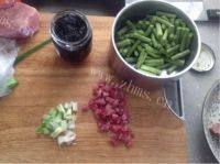 家常菜橄榄菜炒豆角做法图解1)