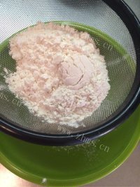 自制椰蓉花朵面包做法图解3)