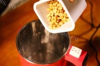 爽口暖胃的醇美土黄豆磨盘豆浆做法图解6)