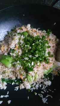 香香的油菜葱花蛋炒饭做法图解9)