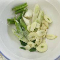 鲜香的毛芹菜拌面做法图解3)