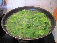 美味的咸蛋芥菜汤做法图解4)