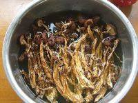 家庭版茶树菇炖排骨做法图解3)