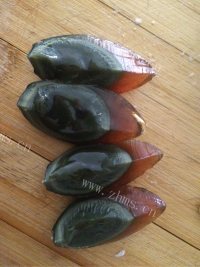 鲜嫩可口皮蛋豆腐做法图解3)