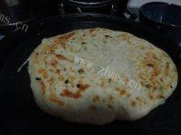在家做的葱花饼做法图解9)