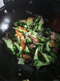 家常菜西兰花炒肉做法图解10)