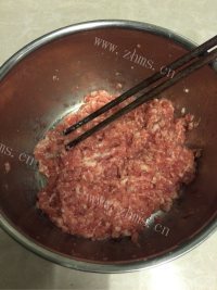 简易的猪肉芹菜馅饺子做法图解6)