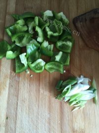 家常菜大辣椒炒土豆片做法图解2)