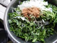 美味的韭菜粉丝馅饼做法图解9)