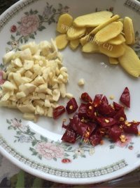 香飘十里的蒜苔炒肉做法图解3)